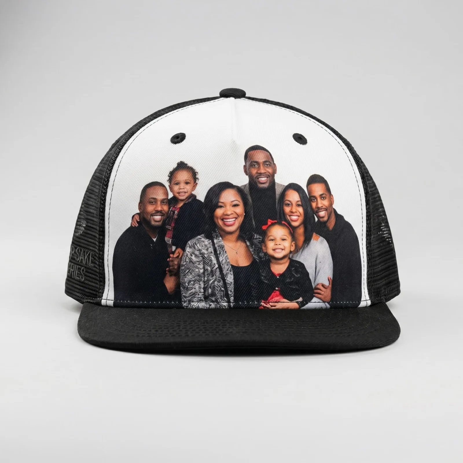 Casquette personnalisée avec un logo, exemple de casquette d’équipe réalisée au studio