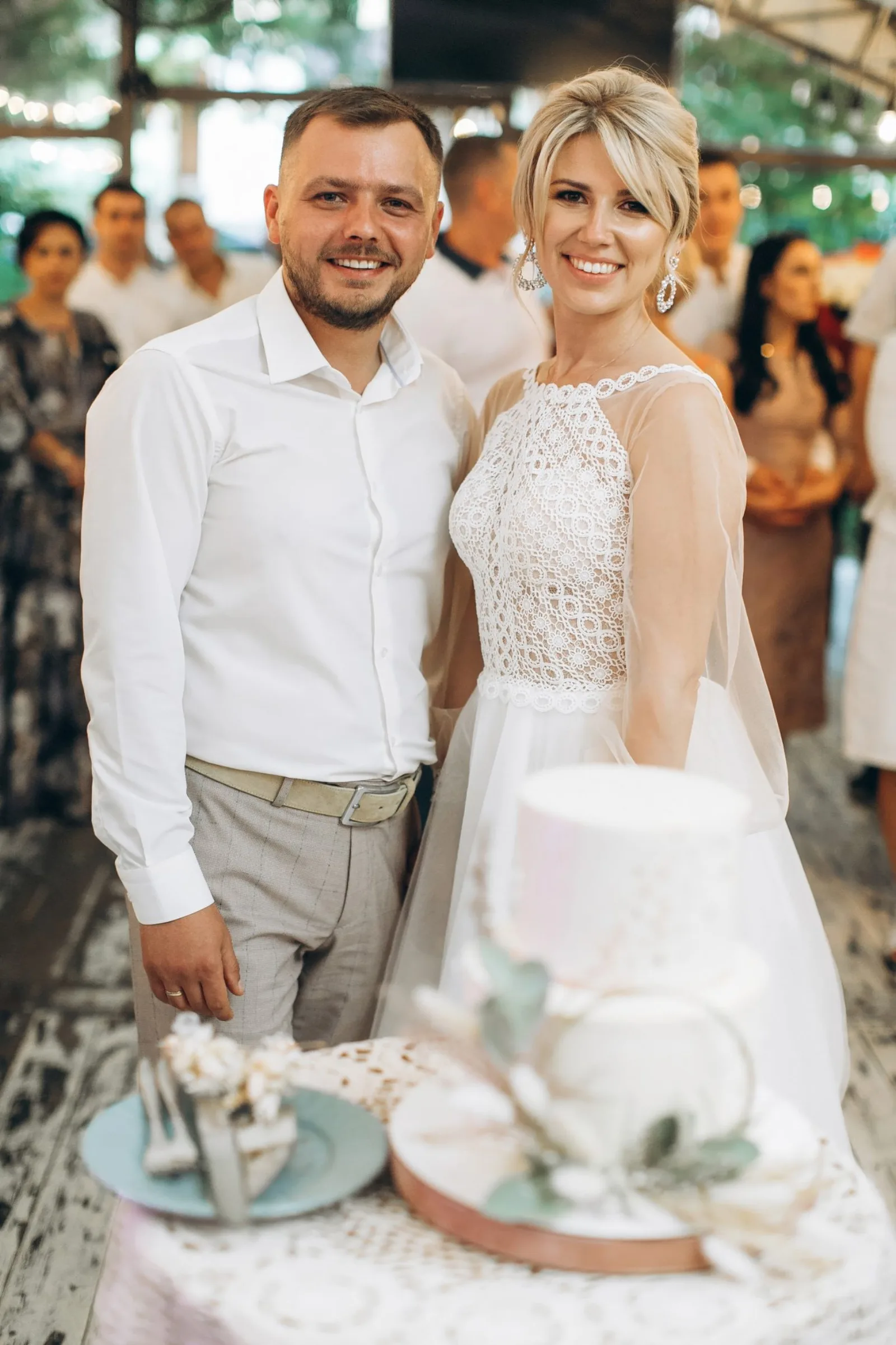 Photo de mariage devant la pièce montée, exemple de visuel à imprimer sur une plaque aluminium ChromaLuxe