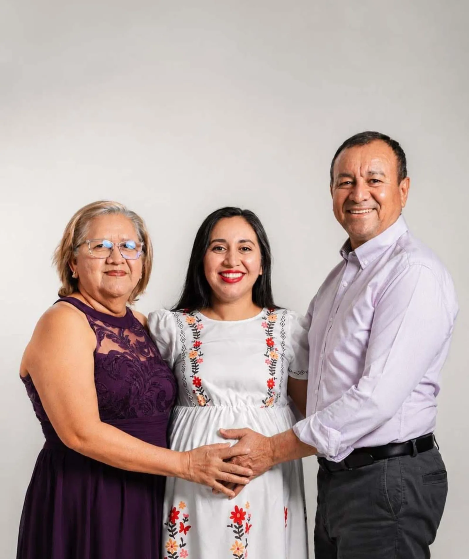Photo de famille attendant un bébé, exemple de visuel pour une boule de Noël photo personnalisée